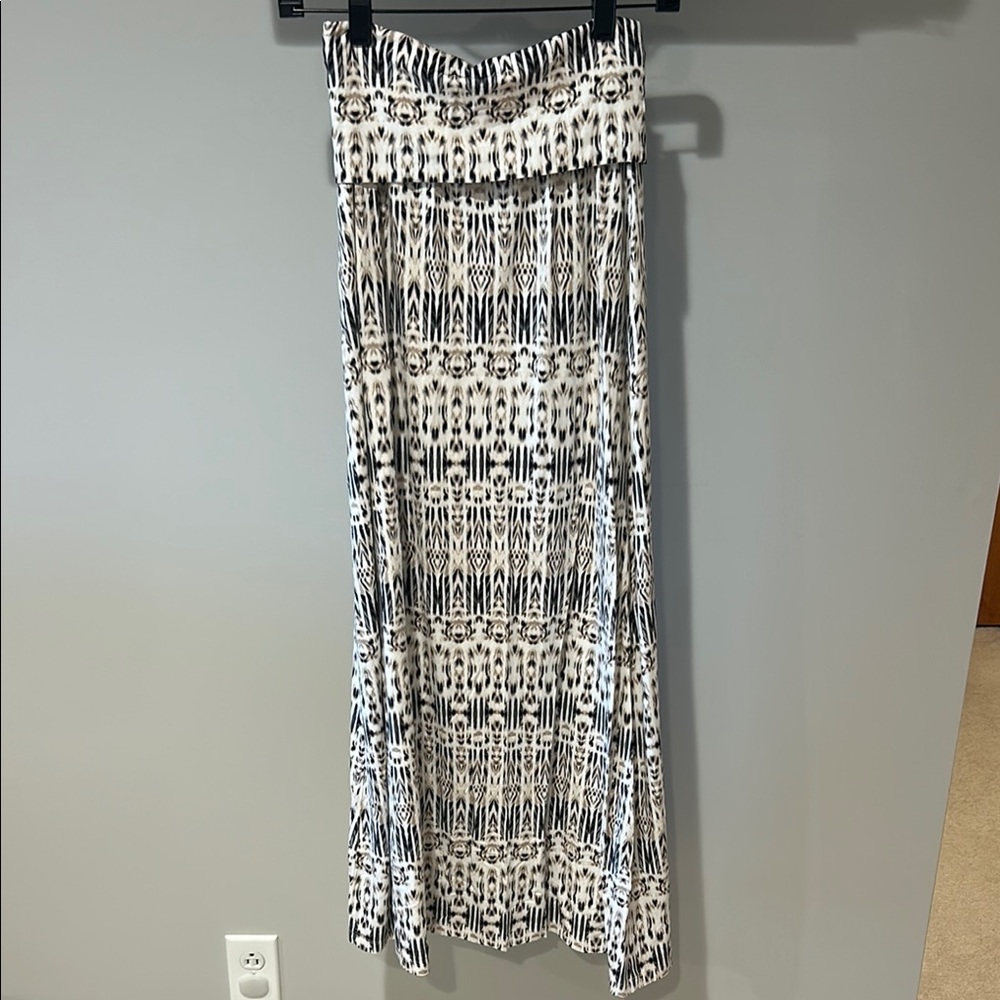 Elegant Black and White Patterned Skirt